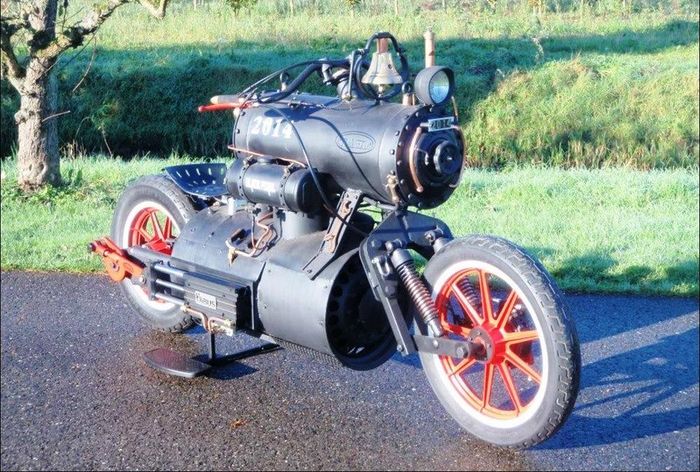 Dari depan udah kayak lokomotif uap beneran ya, tinggal rodanya diganti bemper. Hehehe