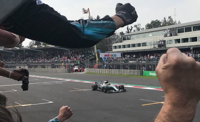 Start dari posisi ketiga, Lewis Hamilton finish di urutan kesembilan, tetapi cukup untuk jadi juara dunia F1 2017