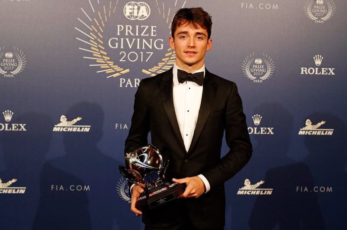 Charles Leclerc saat menerima trofi Rookie of the Year dalam acara FIA Prize Giving 2017 di Paris, Perancis hari Jumat (8/12/2017)