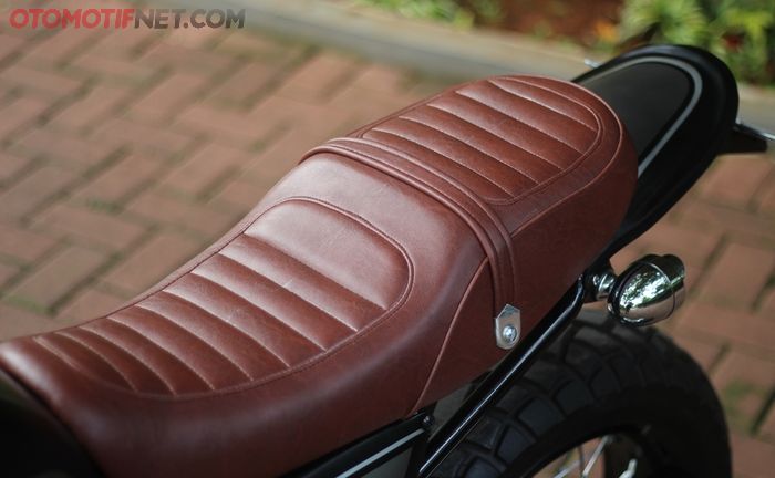 Jok custom buat Suzuki Inazuma dibalut kulit sintetis berwarna cokelat
