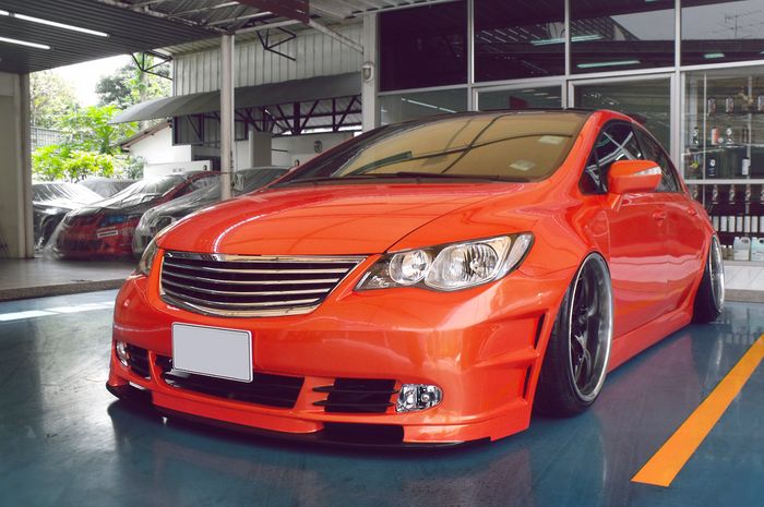 Modifikasi Honda Civic FD bergaya VIP dengan kelir oranye dana kaki ceper