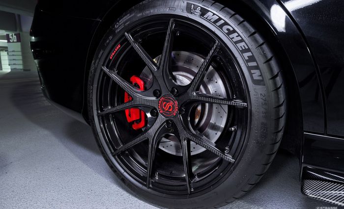 Modifikasi Mercedes-AMG C63 S asup pelek serat karbon Strasse Wheels.