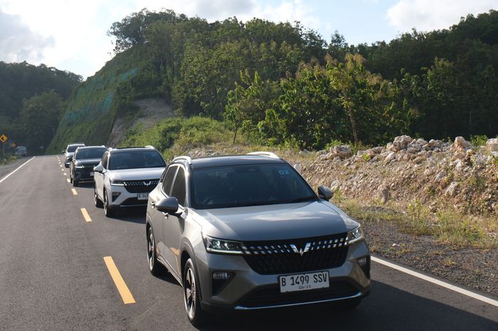 Wuling Alvez saat melintas di jalur pantai selatan Jawa Tengah.