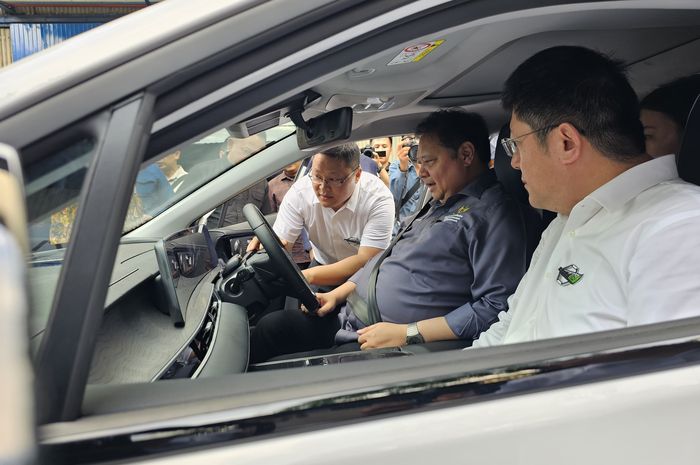 Airlangga Hartanto saat menjajal Omoda E5