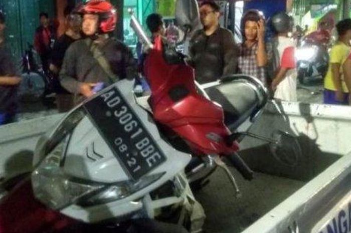 Motor yang ditabrak truk pasir dalam kecelakaan di Jalan Lawu Karanganyar, Jumat (3/5/2019) malam, dievakuasi ke Polres Karanganyar. 