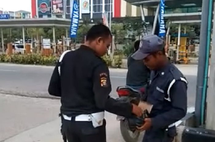 Dua orang satpam sengaja menyebar ranjau paku di depan pom bensin seberang OPI Mall, Palembang.
