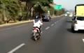 Ambil Kiri Salip Kanan, Emak-emak Santuy Ngebut di Jalan Tol Pakai Honda BeAT