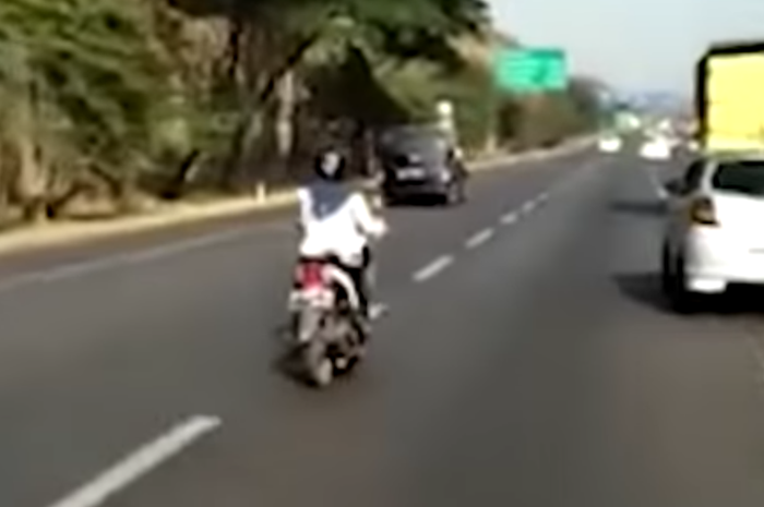 Seorang emak-emak ngebut naik Honda BeAT di jalan tol