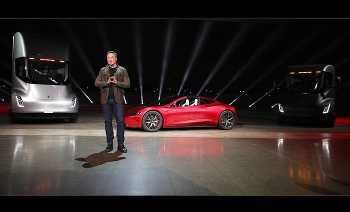 Elon Musk saat launching Tesla Roadster, dilansir oleh www.express.co.uk