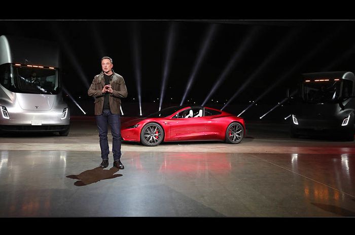 Elon Musk saat launching Tesla Roadster, dilansir oleh www.express.co.uk