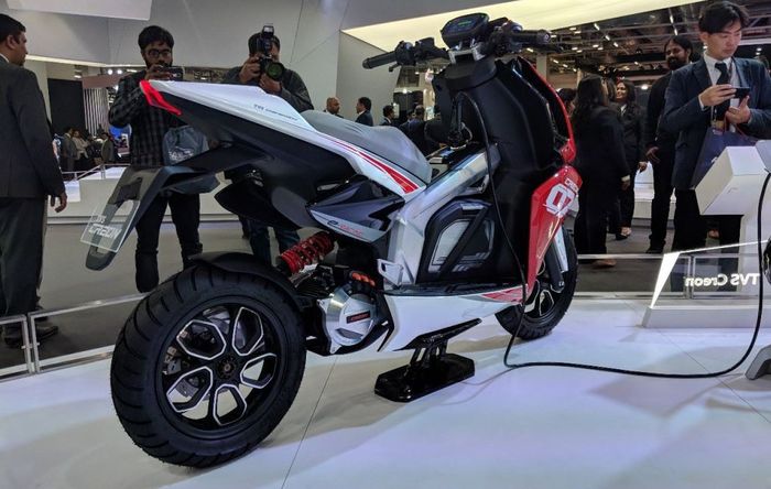 Tampilan dari kanan-belakang concept bike TVS Creon pada ajang Auto Expo 2018