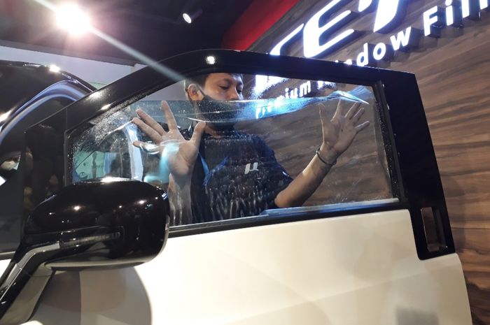 Proses pemasangan kaca film ICE-&micro; Sky Blue RT70 Series pada Wuling Air ev