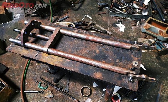 As utama garpu depan model springer