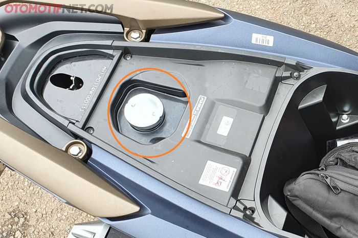 Fungsi cekungan yang ada di sekitar tutup tangki bensin motor.