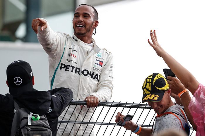 Lewis Hamilton menang dramatis di GP F1 Jerman ketika sirkuit Hockenheim berubah dari kering, basah dan kering