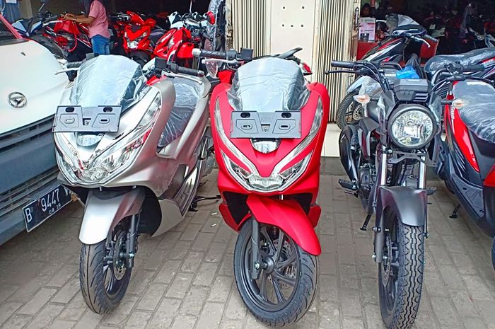 Honda PCX di dealer MPM Pinang Tangerang stoknya hanya 2. Itupun sudah jadi milik konsumen
