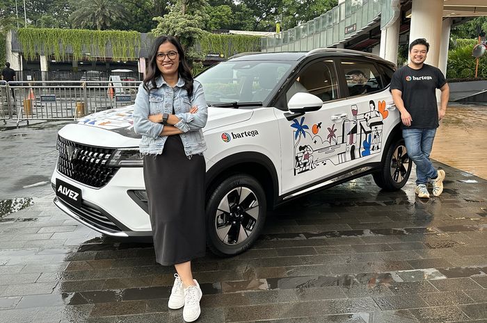 Dian Asmahani, Brand and Marketing Director Wuling, dan Co-founder Bartega Benson Putra didekat Wuling Alvez art car.