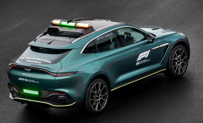 Tampilan belakang Aton Martin DBX Medical Car F1 2021