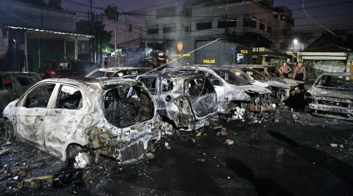 Deretan mobil yang dibakar massa di kawasan asrama Brimob