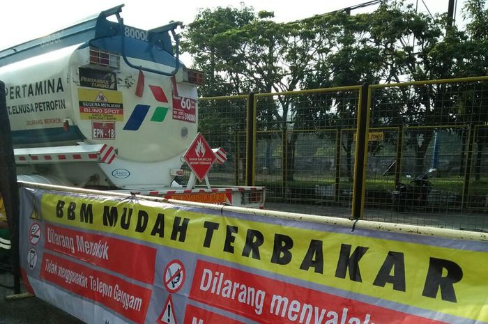 Tangki bensin yang membawa Pertamax Turbo untuk balap IRS Sentul 