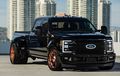 Ford F-350 Nyentrik Dengan Kaki Merunduk, Bak Belakang Ada TV 65 inci