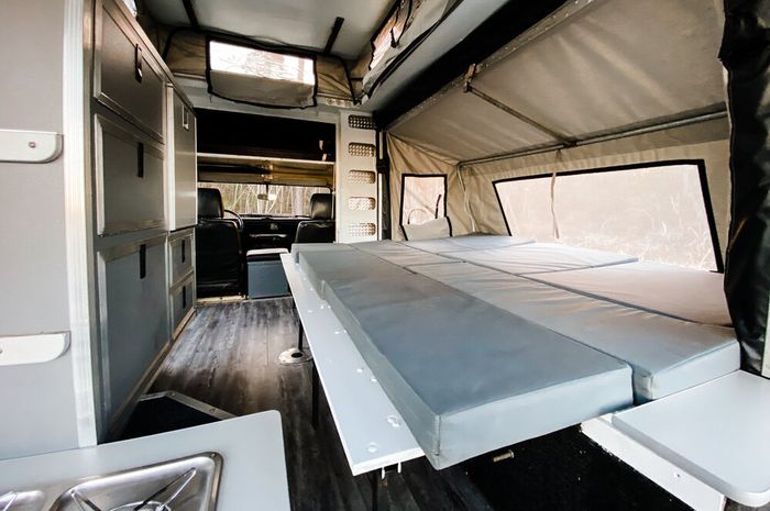 Interior Land Rover Defender campervan benar-benar luas