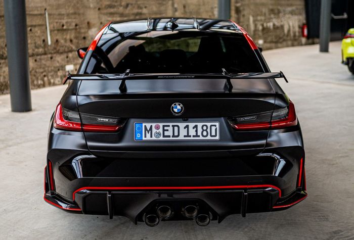 Empat lubang knalpot di buritan jadi sorotan