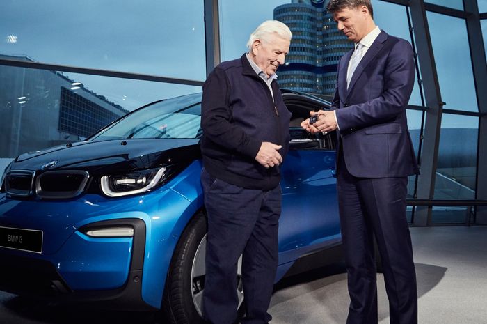 Penyerahan BMW i3 yang ke-100 ribu ke kakek 