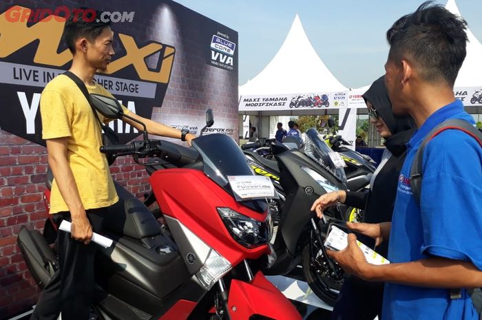 Ilustrasi, Pengunjung MAXI Yamaha Day 2019 melihat Nmax yang sedang dipajang