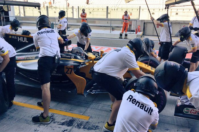 Tim Renault saat melakukan pit stop di mobil Nico Hulkenberg pada akhir pekan GP F1 Abu Dhabi 2017