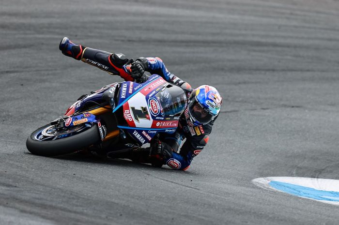 Aksi penyelamatan Toprak Razgatlioglu pada balap WorldSBK Prtugal 2022