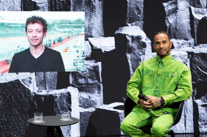Valentino Rossi dan Lewis Hamilton saat berdialog mengenang pengalaman mereka