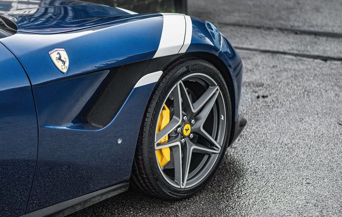 Modifikasi Ferrari GTC4Lusso pakai pelek model bintang warna Diamond Cut
