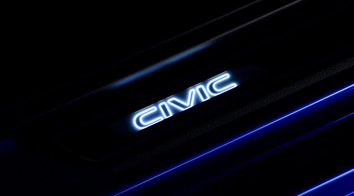 Side sill menyala bertuliskan Civic di kabin Honda Civic Hatchback terbaru