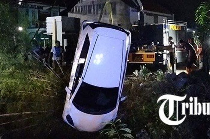 Honda Brio nyemplung saluran irigasi, akibat karpet