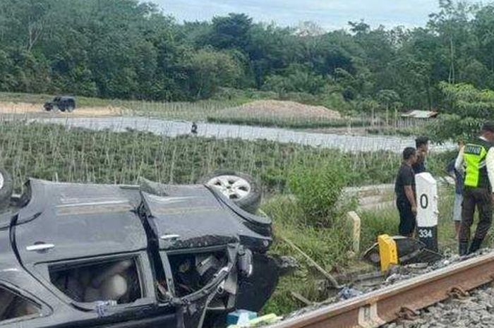 Toyots Rush terkapar di pinggir rel, berhenti di tengah secara tiba-tiba lalu dihantam transportasi ini