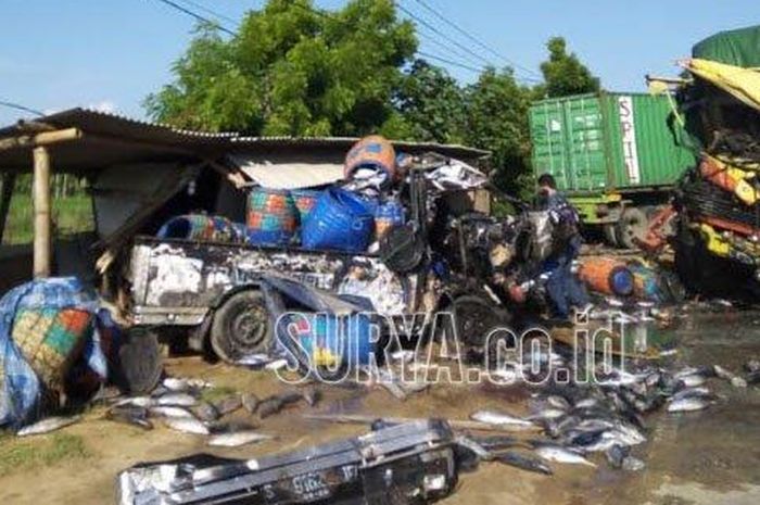Kecelakaan beruntun ulah truk tronton makan badan jalan hingga kabin teriris di jalur pantura, Tuban