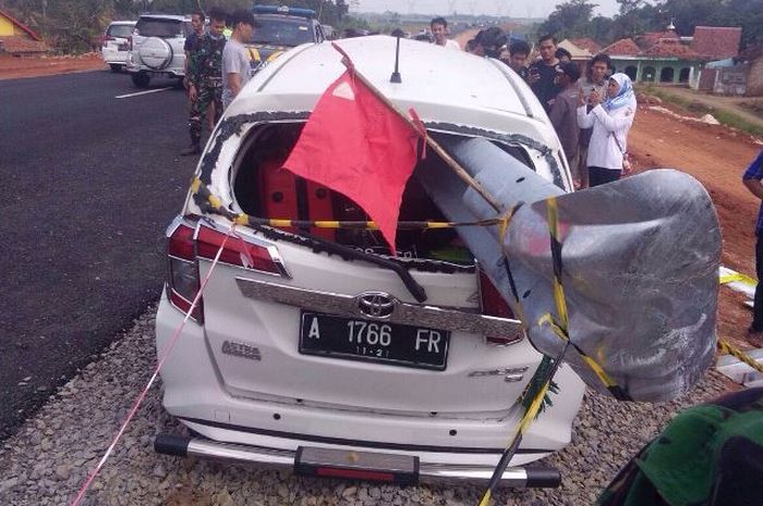 Toyota Calya menabrak pagar pembatas jalan tol fungsional Pemalang-Batang sampai kayak sate
