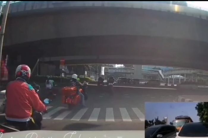 Rombongan Harley Davidson trobos lampu merah di Jakarta Selatan