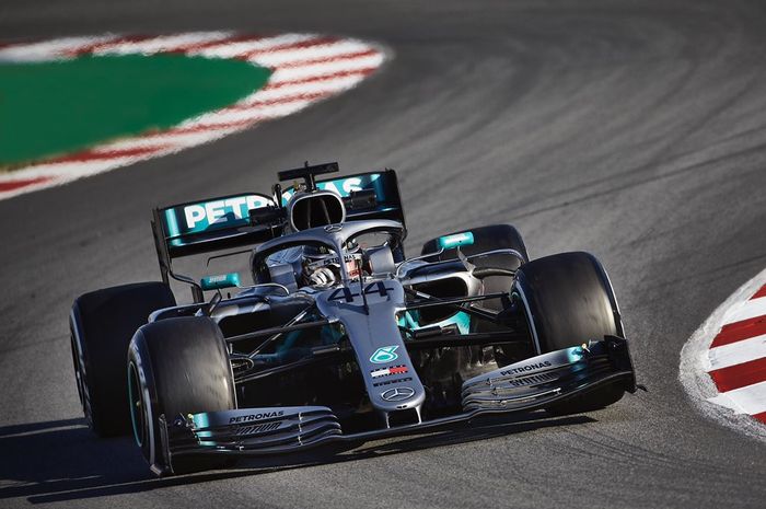 Lewis Hamilton hanya mampu menempati posisi ke-9 di hari pertama tes Barcelona