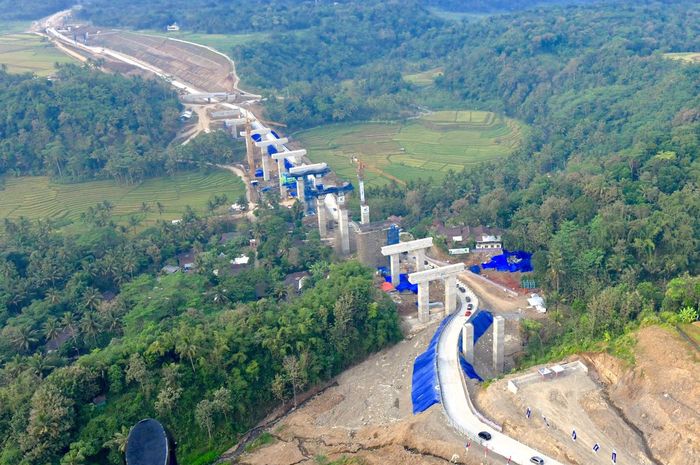 Jalan alternatif di sisi bawah Jembatan Kali Kenteng dipastikan aman untuk dilintasi