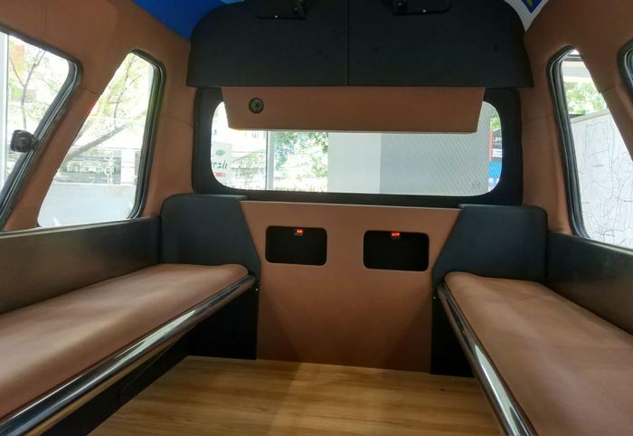 kabin penumpang nyaman dilapis warna cokelat