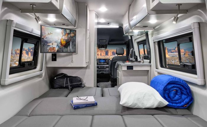 Kabin Mercedes-Benz Sprinter campervan dilengkapi kasur dan TV 24 inci