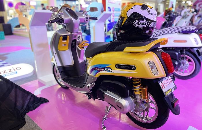 Suspensi belakang pakai tabung bawah dipadu cover CVT warna silver, bikin seger area kaki-kaki