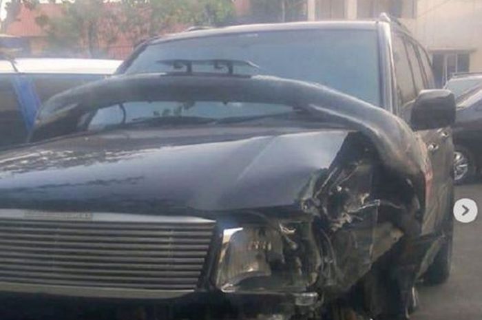 Mobil Marko Simic ringsek setelah terlibat kecelakaan di jalan layang atau flyover di depan Balai Sarbini di kawasan Semanggi, Jakarta Selatan, Senin (1/10/2018) sekitar pukul 20.00 WIB. (Instagram)