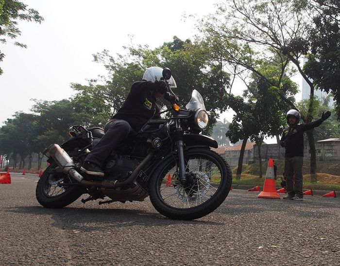 Salah satu peserta pelatihan safety riding Royal Enfield