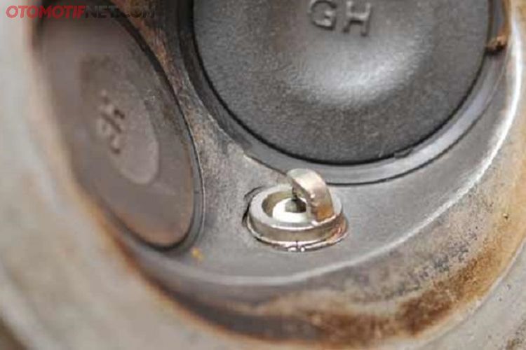 Letak Busi Pada Beat Karbu / Harga Busi Motor Dan Cara ...