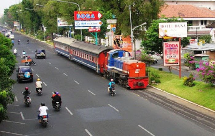 Rel kereta yang ada ditengah kota Suarakarta dan masih aktif digunakan