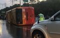 Hindari Motor Nyalip, Bus Transjakarta Tabrak Pohon Hingga Terguling