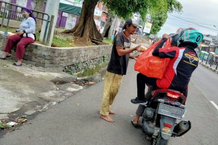 Para member ARCI Bogor Chapter membagikan nasi bungkus kepada masyarakat yang membutuhkan.